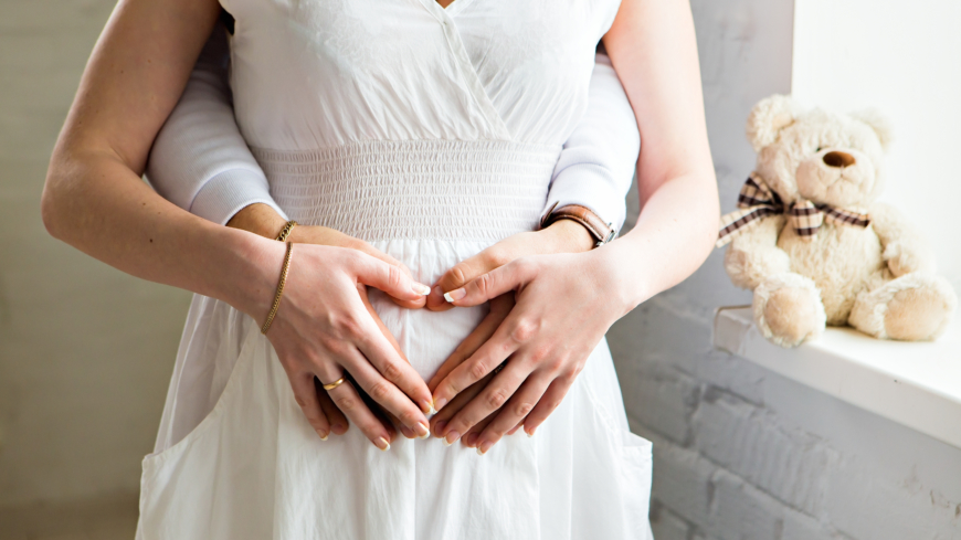 I starten af en graviditet kan der være mange følelser og mange spørgsmål, og det er godt, hvis man har nogen at tale med. Foto: Shutterstock