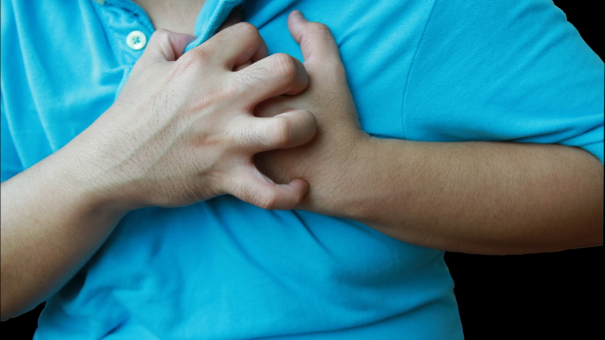 Almindelige symptomer ved blodprop i hjertet er brystsmerter, udstrålende smerter i armene og åndenød
